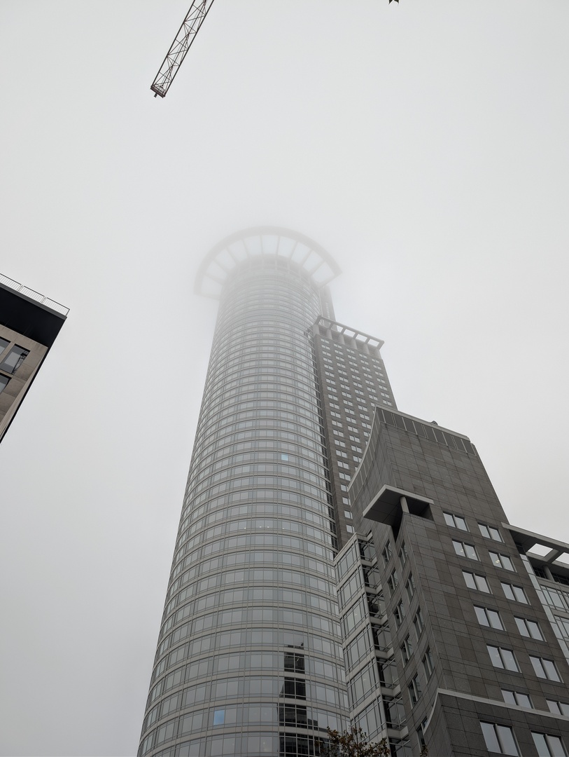 Image of DZ BANK Westend 1 tower in fog, unprocessed