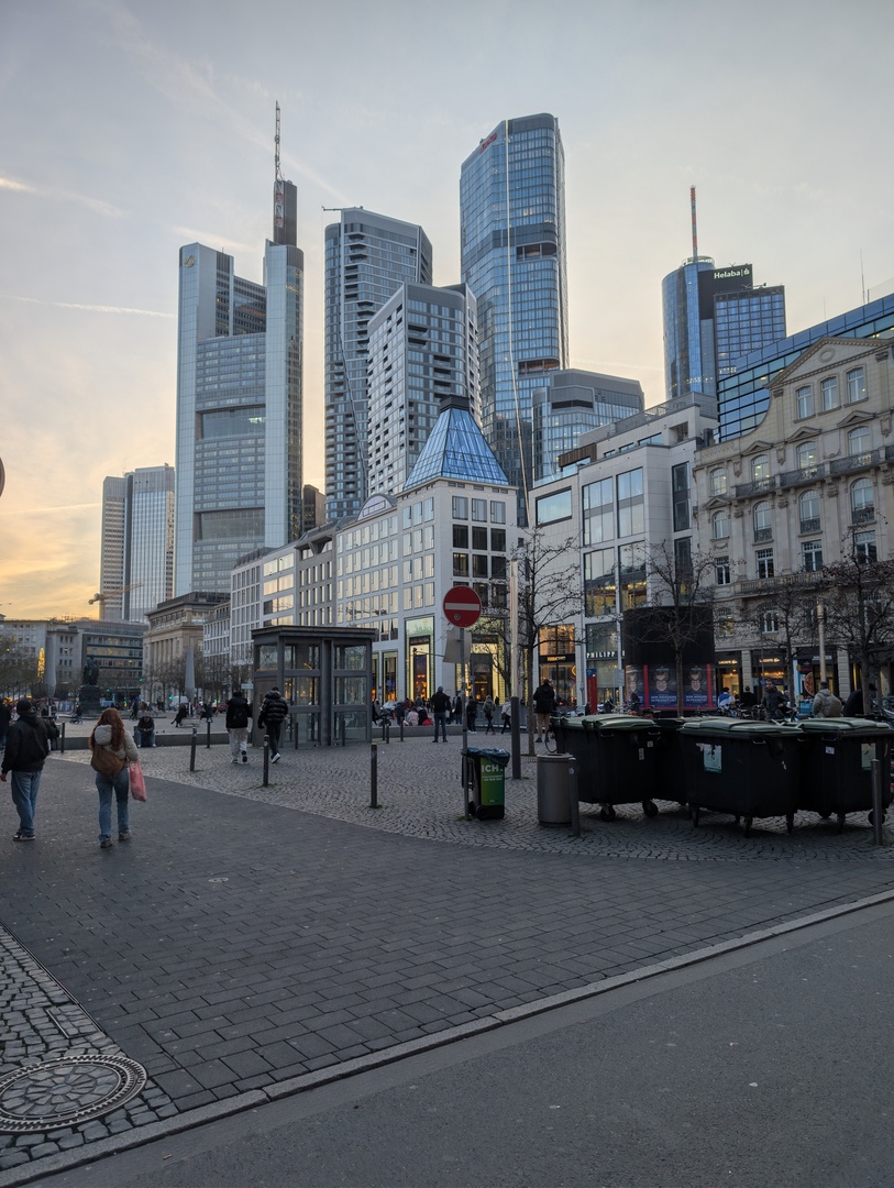 Image of Goetheplatz and Frankfurt skyline, unprocessed